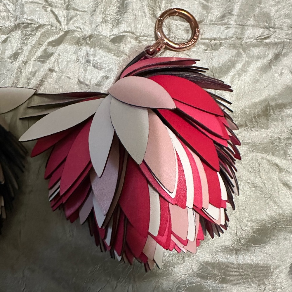 Colorful Leaf Keychain Set - Picture 3 of 6